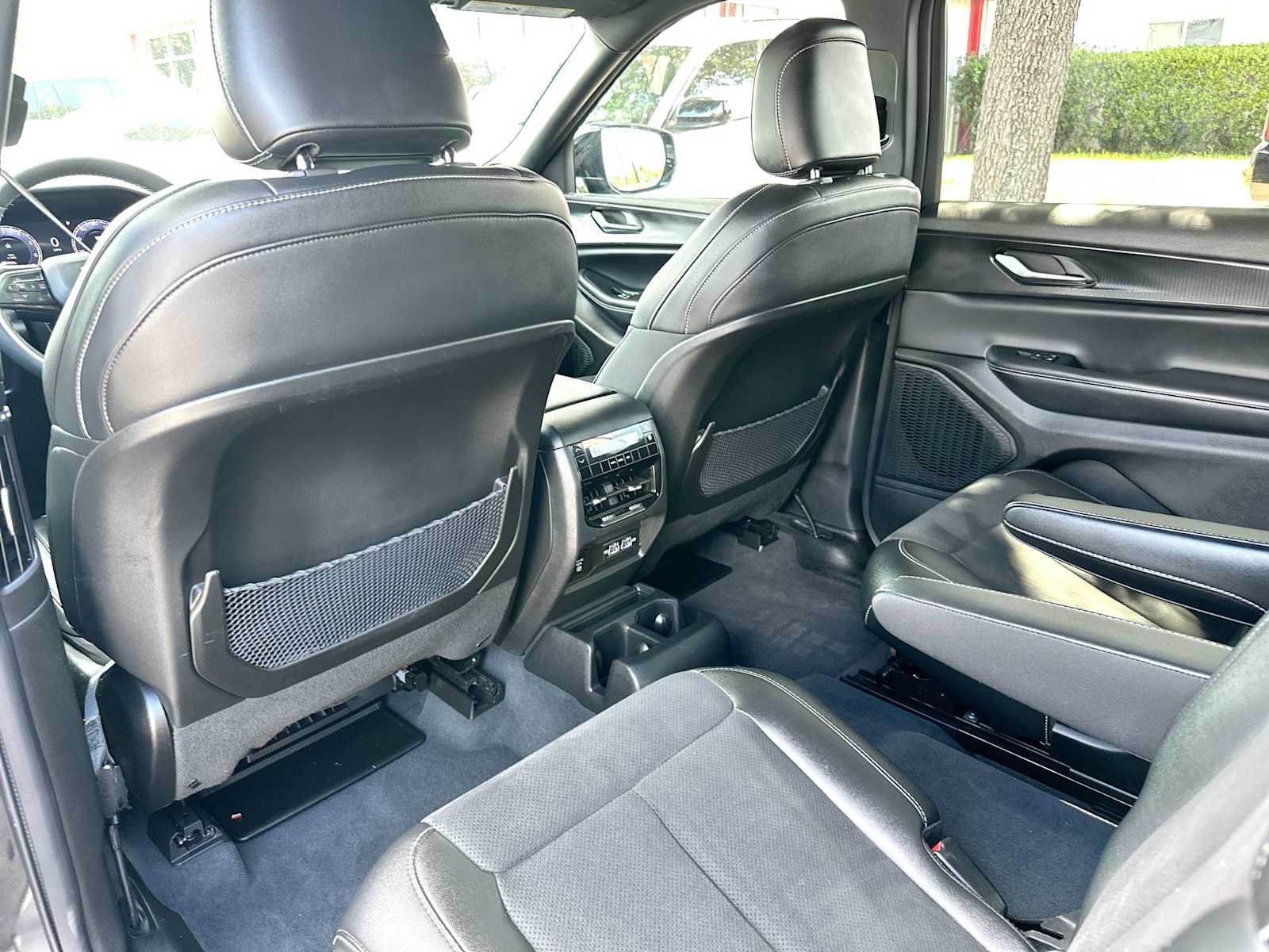 Used 2023 Jeep Grand Cherokee L Laredo AWD/4WD image 24