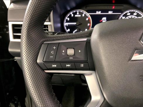 Used 2025 Mitsubishi Outlander SE image 18