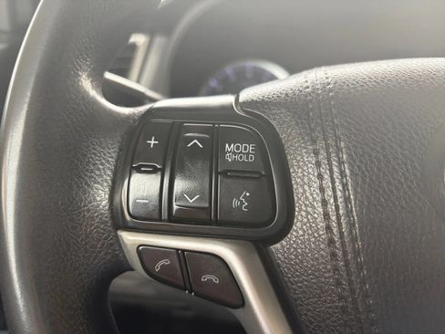 Used 2018 Toyota Highlander LE AWD/4WD image 29