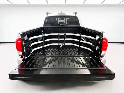 Used 2022 Toyota Tacoma SR5 RWD image 17