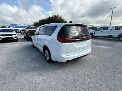 Used 2025 Chrysler Pacifica Select FWD image 7