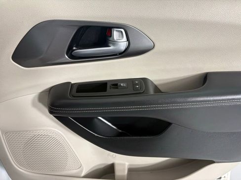 Used 2024 Chrysler Pacifica Touring-L image 12