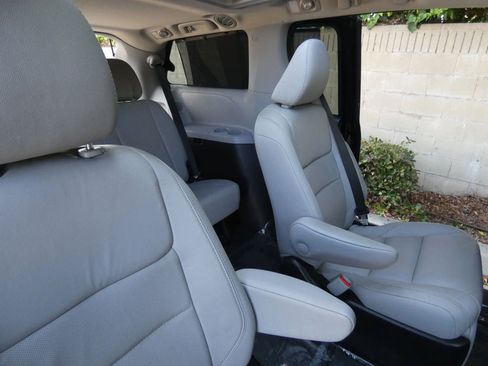 Used 2018 Toyota Sienna Limited image 37