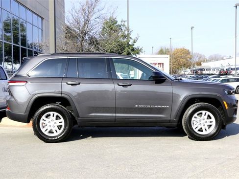 Used 2025 Jeep Grand Cherokee Laredo image 4