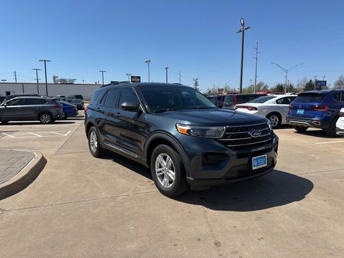 Used 2022 Ford Explorer XLT image 3