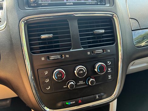 Used 2019 Dodge Grand Caravan SE FWD image 36