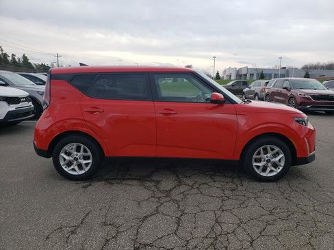 Certified 2023 Kia Soul LX w/ LX Technology Package FWD image 3