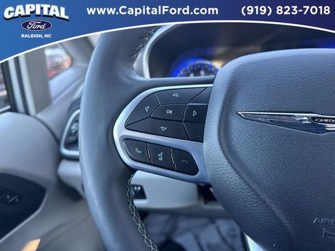 Used 2024 Chrysler Pacifica Touring-L image 21