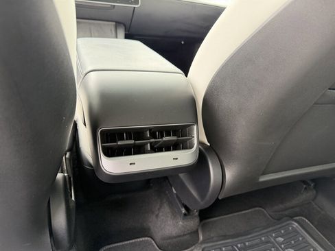 Used 2024 Tesla Model Y 2WD image 23