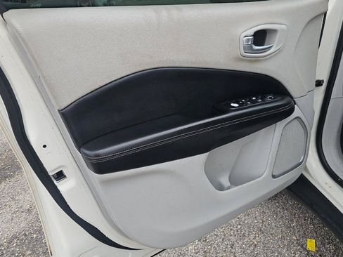 Used 2018 Jeep Compass Latitude w/ Popular Equipment Group FWD image 12