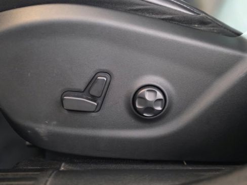 Used 2019 Jeep Cherokee Latitude Plus w/ Comfort/Convenience Group image 18