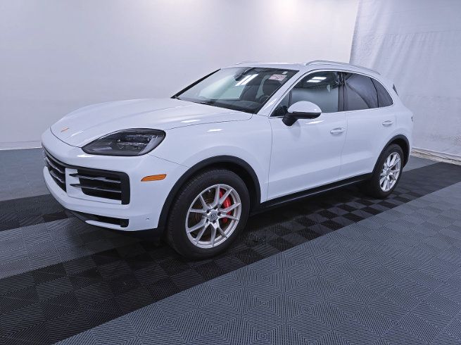 Used 2024 Porsche Cayenne S AWD/4WD image 3