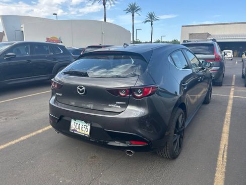 Used 2020 MAZDA MAZDA3 Hatchback w/ Preferred Package FWD image 2