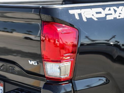 Used 2017 Toyota Tacoma TRD Sport AWD/4WD image 9
