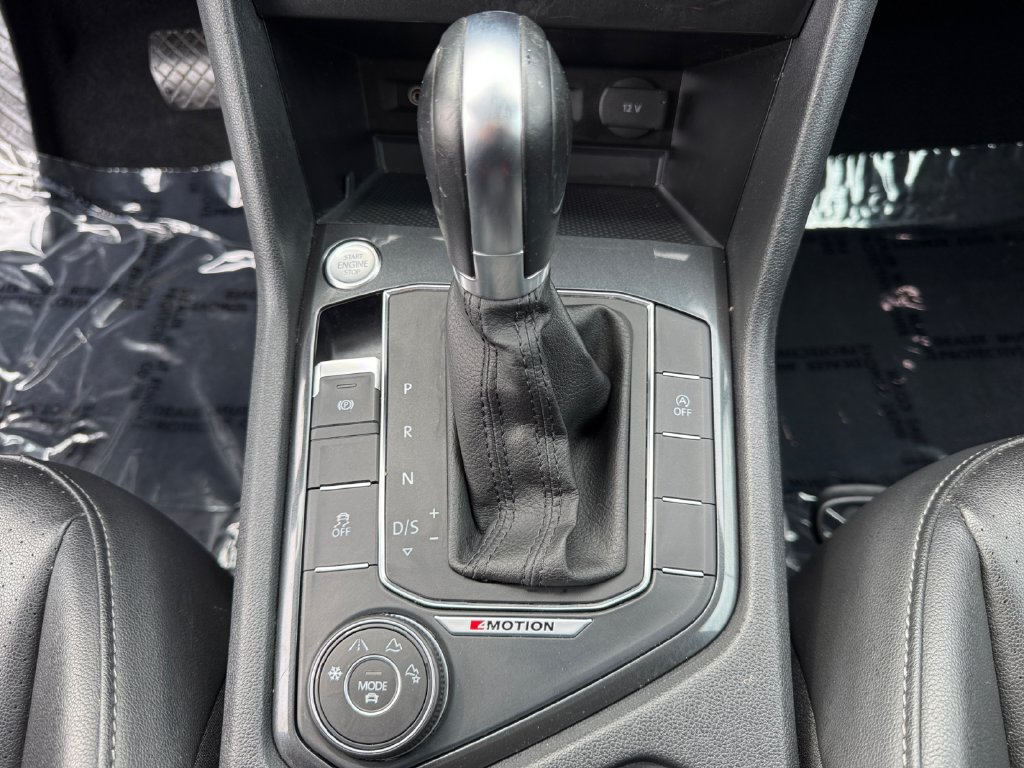 Used 2018 Volkswagen Tiguan SEL AWD/4WD image 19