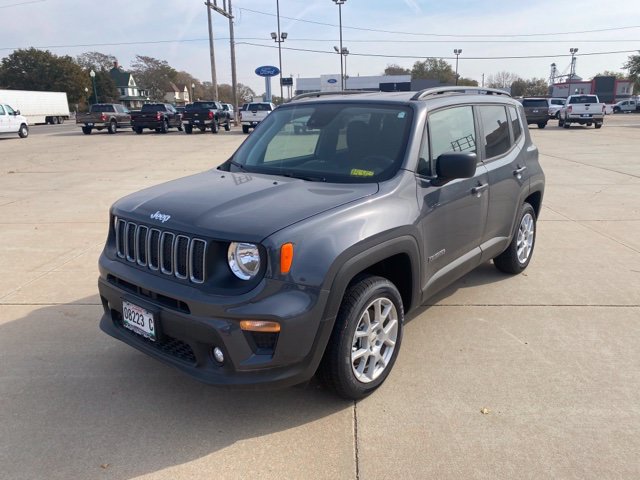 Used 2022 Jeep Renegade Latitude AWD/4WD image 2