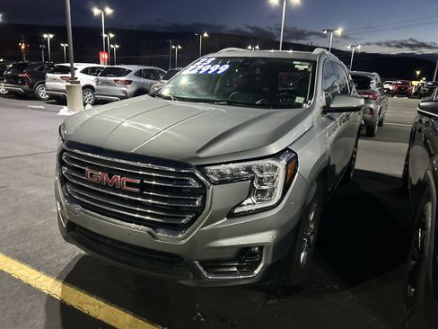 Used 2023 GMC Terrain SLT image 3