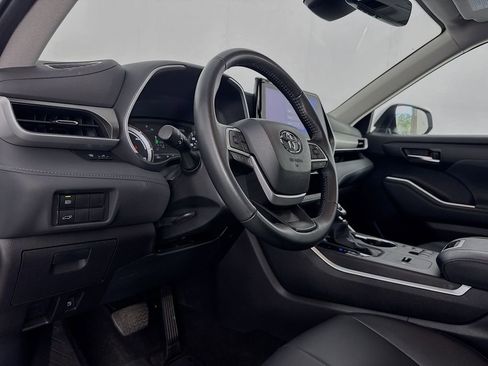 Used 2025 Toyota Highlander XLE AWD/4WD image 14