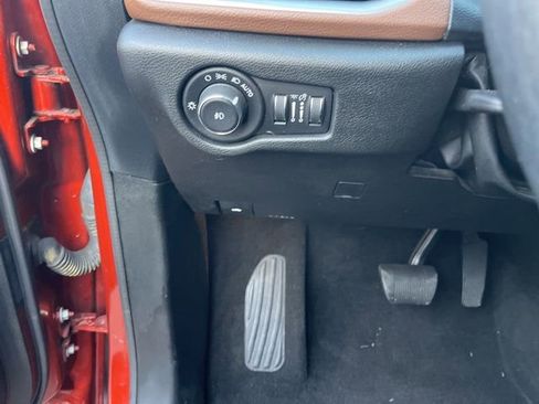 Used 2018 Chrysler Pacifica Limited w/ Tire & Wheel Group FWD image 31