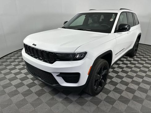 Used 2024 Jeep Grand Cherokee Altitude AWD/4WD image 12