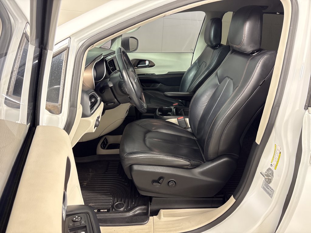 Used 2017 Chrysler Pacifica Touring-L w/ Tire & Wheel Group FWD image 29
