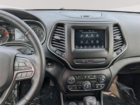 Used 2019 Jeep Cherokee Latitude Plus w/ Comfort/Convenience Group AWD/4WD image 18