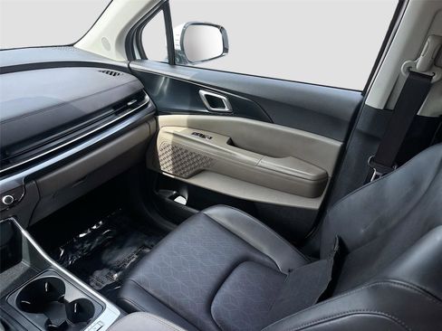 Used 2025 Kia Carnival FWD image 26