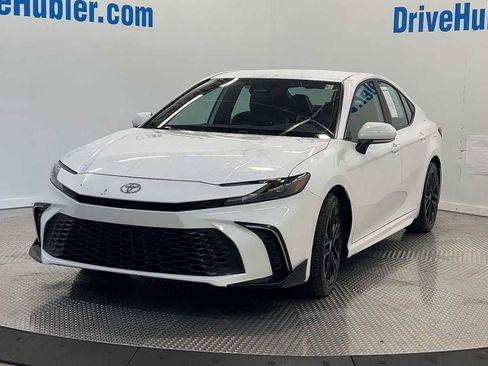 Used 2025 Toyota Camry SE image 4