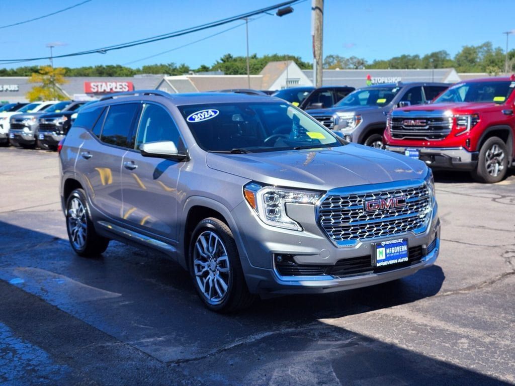 Used 2024 GMC Terrain Denali w/ Denali Premium Package AWD/4WD image 7