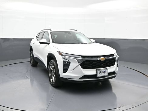Used 2025 Chevrolet Trax LT w/ LT Convenience Package FWD image 3
