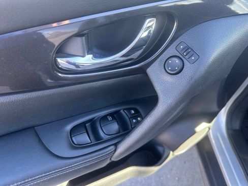 Used 2017 Nissan Rogue SV AWD/4WD image 19