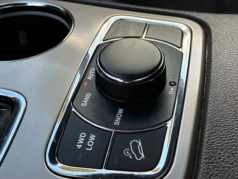 Certified 2022 Jeep Grand Cherokee Laredo X AWD/4WD image 29