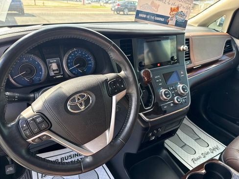 Used 2015 Toyota Sienna Limited Premium FWD image 16