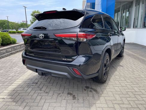 Used 2022 Toyota Highlander XLE AWD/4WD image 5