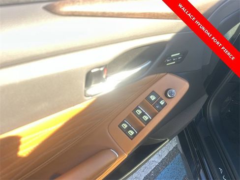 Used 2022 Toyota Avalon Limited image 18