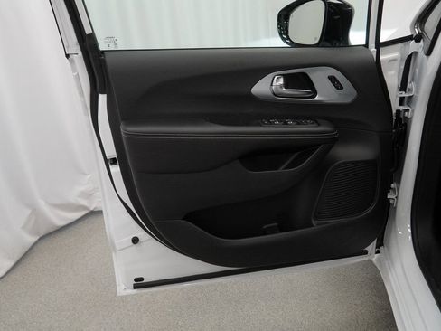New 2026 Chrysler Pacifica Limited w/ S Appearance Package AWD/4WD image 28