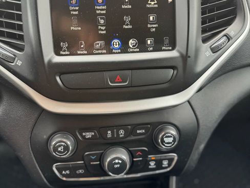 Used 2018 Jeep Cherokee Latitude Plus w/ Cold Weather Group image 11