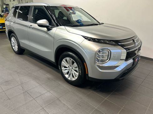 Used 2025 Mitsubishi Outlander ES AWD/4WD image 2