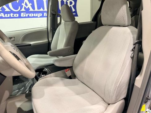 Used 2012 Toyota Sienna LE w/ Towing Pkg FWD image 29