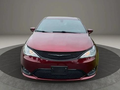 Used 2020 Chrysler Pacifica Touring w/ S Appearance Package FWD image 2