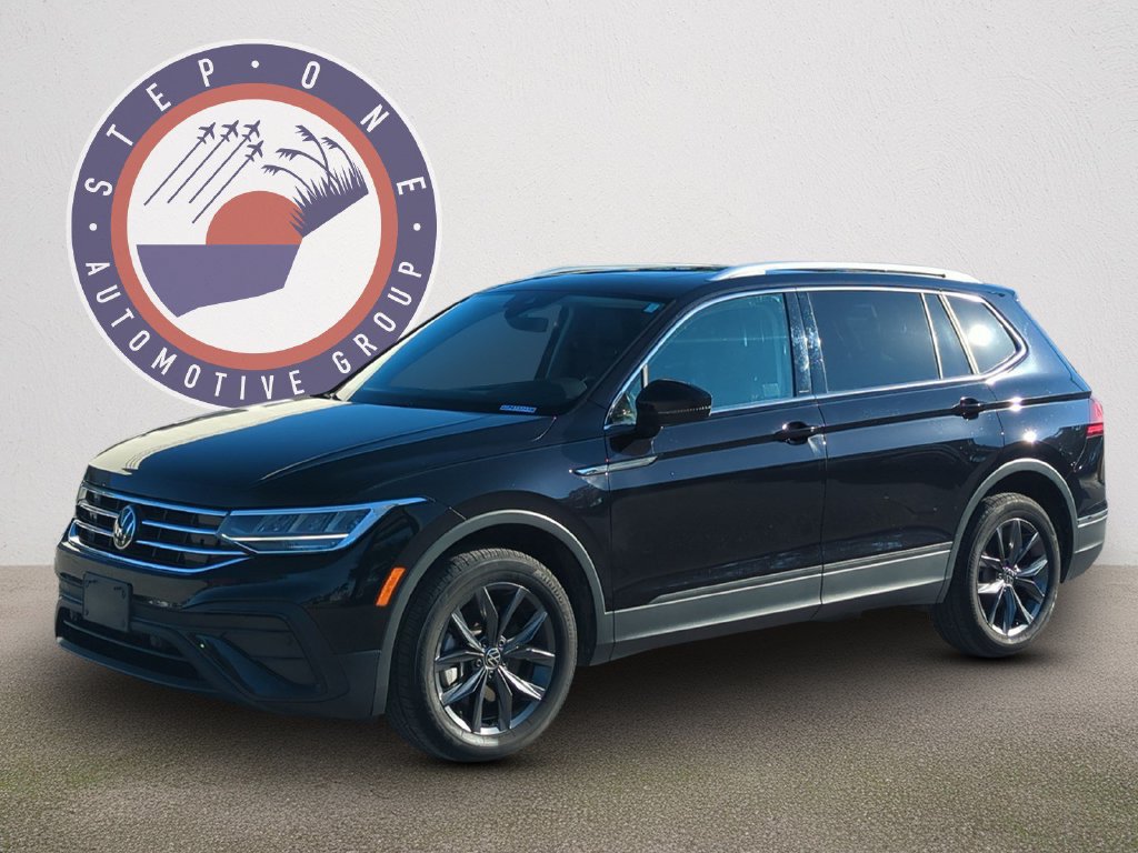 Used 2023 Volkswagen Tiguan SE w/ Panoramic Sunroof Package FWD image 2