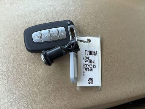 Used 2011 Hyundai Genesis 3.8 RWD image 29