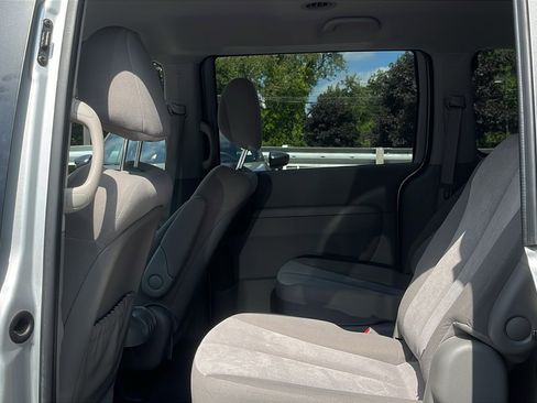 Used 2012 Kia Sedona LX image 19
