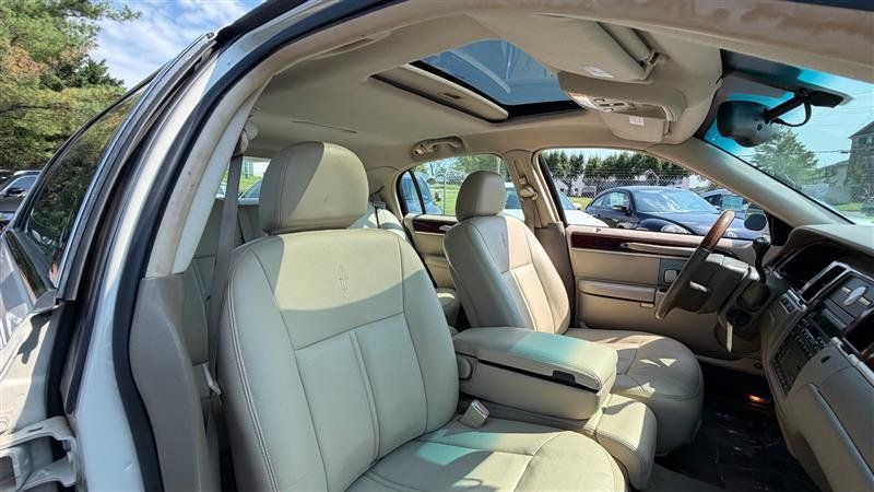 Used 2005 Lincoln Town Car Signature Limited RWD image 13