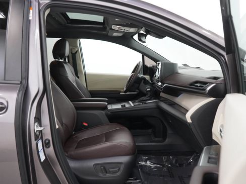 Used 2021 Toyota Sienna Platinum AWD/4WD image 11