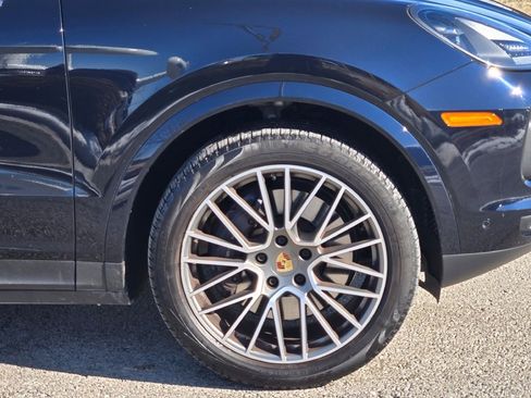 Certified 2023 Porsche Cayenne Platinum Edition image 10
