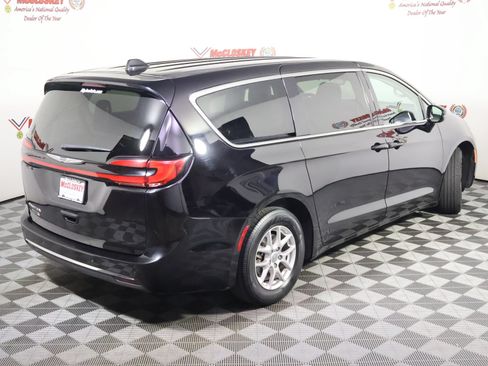 Used 2024 Chrysler Pacifica Touring-L FWD image 4