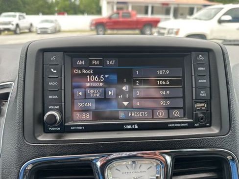 Used 2013 Chrysler Town & Country Touring FWD image 19