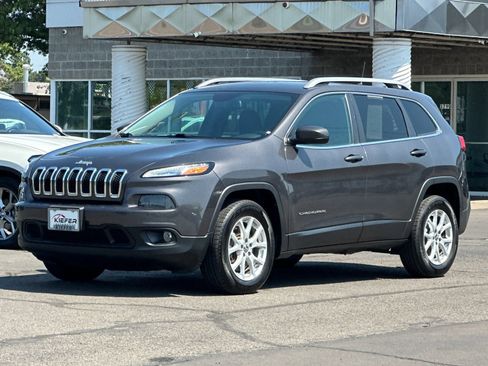 Used 2018 Jeep Cherokee Latitude Plus w/ Comfort/Convenience Group AWD/4WD image 8
