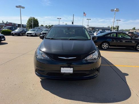 Used 2022 Chrysler Voyager LX FWD image 8